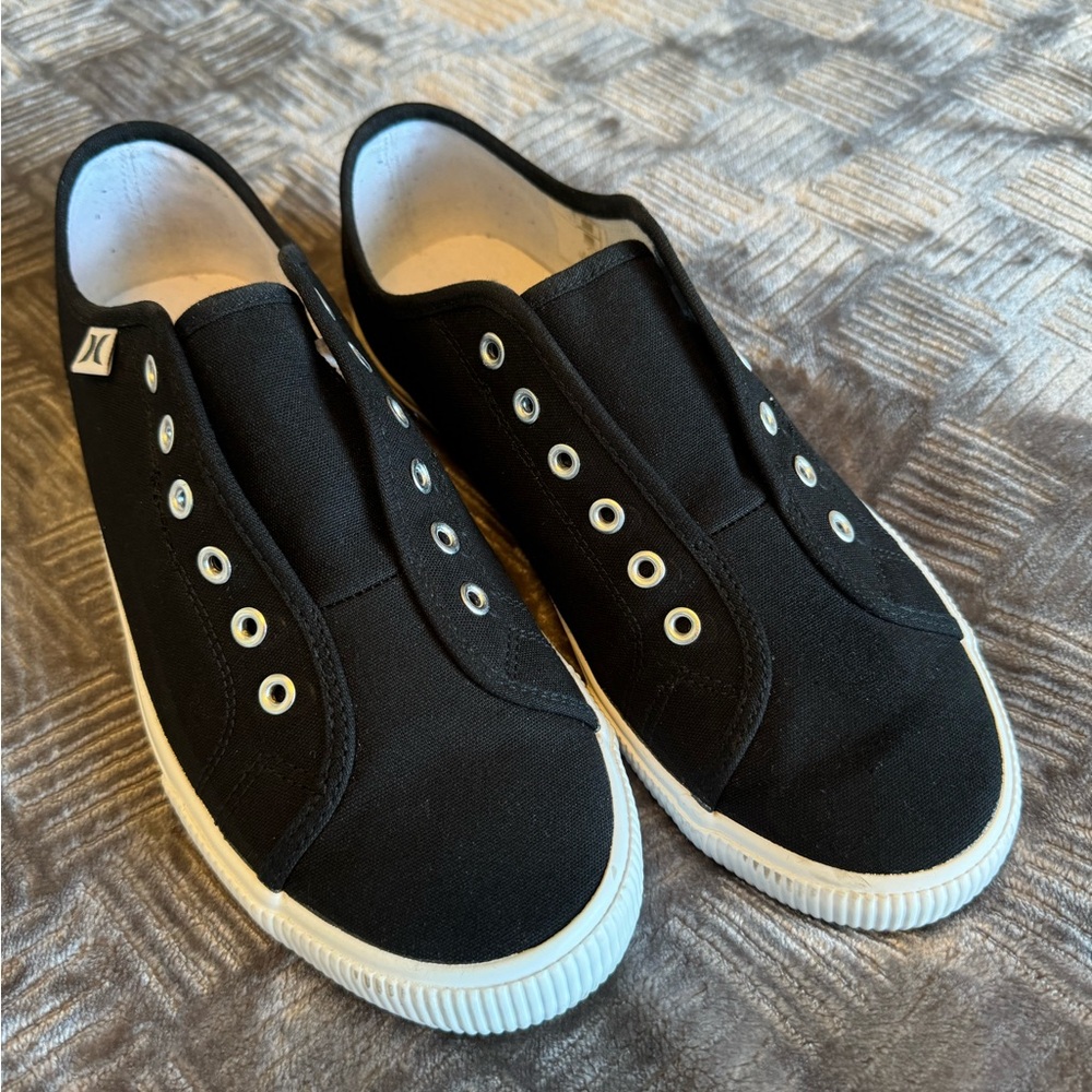 New Hurley Black 8.5 slip on skate shoes w string grommets